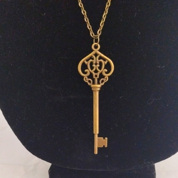 Beautiful Vintage Vibe Gold Key Pendant Necklace- New - Picture 2 of 3